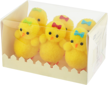 Sześć żółtych, puszystych piskląt z kokardkami w przezroczystym pudełku z płotkiem, widok z góry.