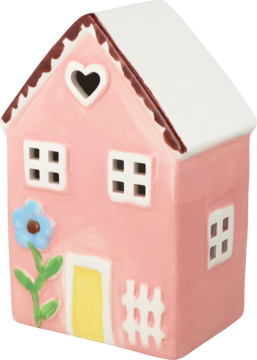 Różowy ceramiczny domek-świecznik z białym dachem, sercem, żółtymi drzwiami, błękitnym kwiatem i płotkiem. Z przodu.