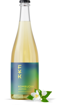 Forever Young Kombucha Jaśminowa, butelka, klarowne szkło, musujący żółty płyn, niebiesko-zielona etykieta, jaśmin.