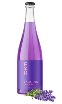 Forever Young Kombucha Lavender w fioletowej butelce, stojąca z lawendą i rozmarynem, widok z przodu.