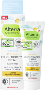 Alterra Sensitive Pro Age krem nawilżający z Q10, hialuronem i bio-aloesem. Biała tubka i pudełko, widok z przodu.