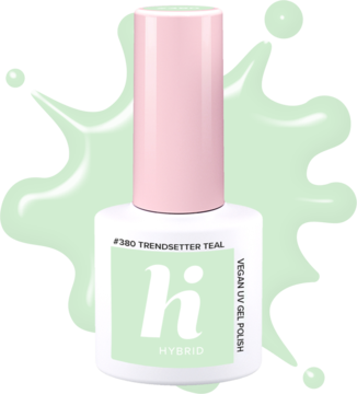 Lakier hybrydowy #380 Trendsetter Teal w białej butelce z różową nakrętką i miętowo-turkusową etykietą, na tle koloru.