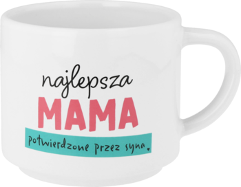 Biały kubek ceramiczny z uchwytem. Widok z przodu, napis 'najlepsza MAMA' różowo-szary, 'potwierdzone przez syna' na turkusie.