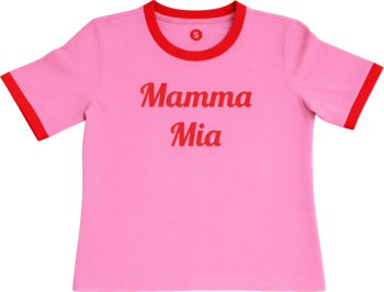 Różowa koszulka ringer z czerwonymi ściągaczami i napisem "Mamma Mia" na przodzie, widok z przodu.