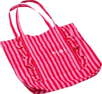 Różowa torba shopper MAMA w pionowe paski fuksji i różu, z uchwytami i ozdobnymi falbankami. Widok pod kątem.