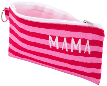 Materiałowa różowa saszetka w fuksjowe paski, z białym napisem MAMA. Widoczny zamek błyskawiczny, ujęcie pod kątem.