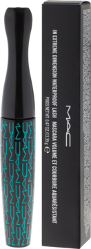 Mascara MAC In Extreme Dimension Waterproof Lash w czarnej tubie z turkusowym wzorem logo, obok czarnego pudełka.