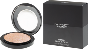 MAC Mineralize Skinfinish - rozświetlający puder w otwartym, czarnym kompakcie, obok czarne pudełko z logo.