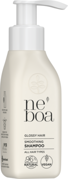 Kremowa butelka szamponu Neboa Smoothing Shampoo, 96% naturalny, z białą pompką, widok z przodu.