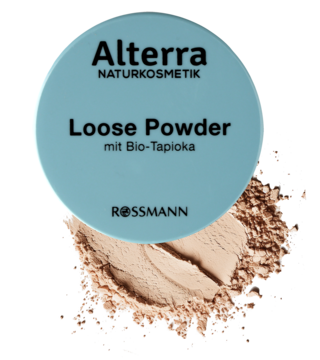 Alterra Loose Powder z Bio-Tapioką, matujący puder sypki w jasno-niebieskim wieczku, obok rozsypany beżowy puder.