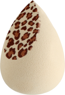 Alterra We Love Leo gąbka do makijażu, kremowa, w kształcie łezki, z brązową panterką na boku, widok z przodu.