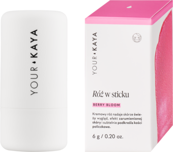 YOUR KAYA Róż w sticku Berry Bloom, biały sztyft z logo, obok różowo-białe opakowanie 3w1, widok pod kątem.