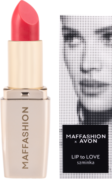 Różowa szminka Maffashion x Avon Lip to Love w złotej oprawie, obok pudełko z twarzą, na różowym tle.