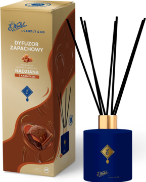 Dyfuzor zapachowy E. Wedel x Candly & Co Nadziana z karmelem, złote pudełko z czekoladą i niebieski flakon.
