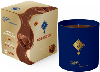 Granatowa świeca zapachowa E. Wedel x Candly & Co w walcowatej formie, obok beżowego pudełka z płynną czekoladą.