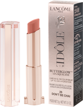 Otwarta pomadka Lancôme Idôle Butterglow 12% Squalane Don't Be Chai i jej różowe opakowanie.