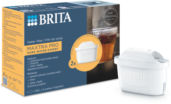 Biały wkład BRITA MAXTRA PRO Hard Water Expert do twardej wody, obok niebiesko-pomarańczowego pudełka 2x.