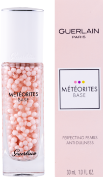 Guerlain MÉTÉORITES BASE rozświetlająca baza pod makijaż w szklanej butelce z różowymi perełkami, obok różowe pudełko.