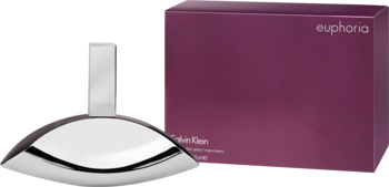 Lśniący, srebrny flakon perfum Calvin Klein Euphoria, falisty kształt, z fioletowym pudełkiem 'euphoria' obok.
