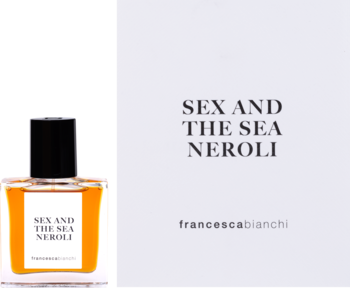 Perfumy Francesca Bianchi Sex And The Sea Neroli: bursztynowy flakon z etykietą, obok białe opakowanie z napisem.