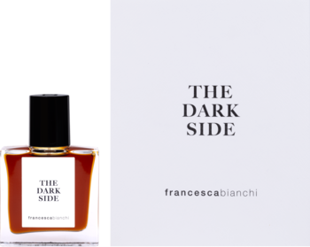 Ekstrakt perfum Francesca Bianchi The Dark Side. Bursztynowa butelka, biała etykieta i pudełko. Widok z przodu.