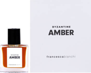 Perfumy Francesca Bianchi Byzantine Amber, bursztynowy flakon z czarną nakrętką i białe pudełko, widok z przodu.