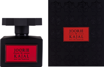 Kajal Joorie Eau de Parfum: czarna butelka z fasetowaną nakrętką, obok eleganckie pudełko z czerwoną etykietą.