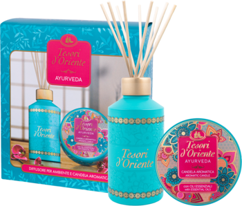 Zestaw Tesori D'Oriente Ayurveda: turkusowy dyfuzor z patyczkami i świeca, obok otwartego pudełka.