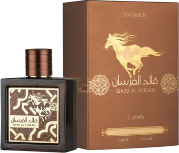 Perfumy Qaed Al Fursan Untamed Lattafa: brązowa butelka z metalicznym korkiem, pudełko ze złotym koniem i napisem.