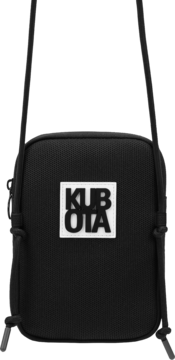 Czarna torba na ramię Kubota z białym, kwadratowym logo na teksturowanej tkaninie, ujęcie z przodu.