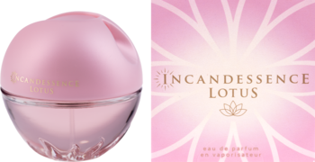 Różowa, kulista butelka perfum Incandessence Lotus i jasnoróżowa etykieta z kwiatem lotosu.