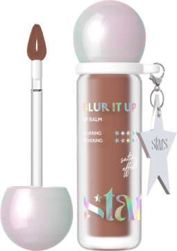 Beżowy balsam do ust Blur It Up w butelce, perłowa nakrętka z gwiazdką, aplikator obok. Daje satynowy efekt.