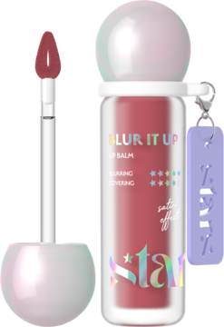 Balsam do ust Blur It Up w matowej, różowej buteleczce, obok aplikator z produktem. Efekt satyny.