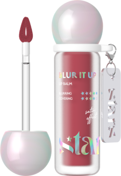 Czerwony balsam do ust BLUR IT UP z aplikatorem obok perłowej butelki z holograficznym napisem 'star'.
