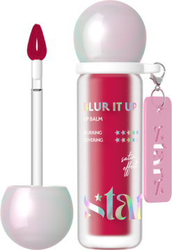Czerwony lip balm BLUR IT UP LIP BALM z efektem satyny w buteleczce, widok z boku z aplikatorem i perłową nakrętką.