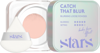 Puder sypki ‘Stars Catch That Blur’ z efektem rozmycia, w kwadratowym opakowaniu z puszkiem obok gradientowego pudełka.