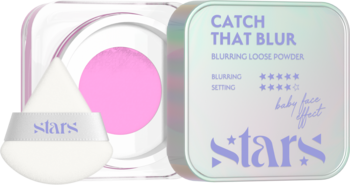 Różowy puder sypki Stars Catch That Blur, w kwadratowym opakowaniu z puszkiem, obok zielonego pudełka.