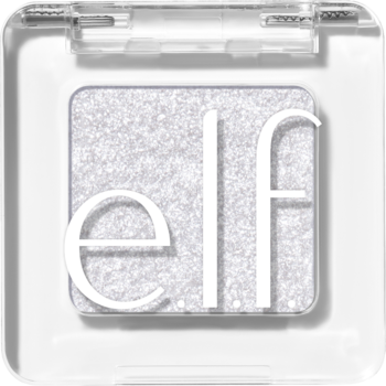 Zbliżenie na pojedynczy cień e.l.f. w przezroczystym, kwadratowym opakowaniu. Jasny, perłowy kolor z białym logo. Makijaż.