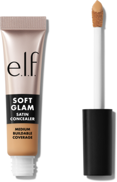 e.l.f. Soft Glam Satin Concealer, odcień medium, tuba rose gold i aplikator z gąbką na jasnym tle.