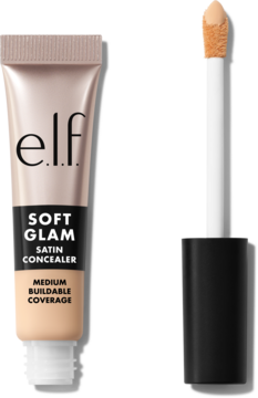 elf SOFT GLAM SATIN CONCEALER w beżowej tubce z odkręconym aplikatorem z produktem, odcień Medium.