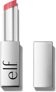 Różowy sztyft e.l.f. w srebrnym, otwartym opakowaniu obok pasującej skuwki na jednolitym tle.