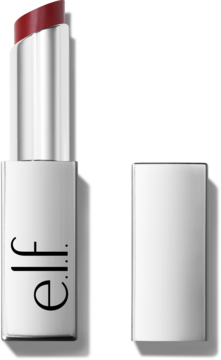 Otwarta pomadka e.l.f. o satynowym wykończeniu w ciemnoczerwonym kolorze, w srebrnej tubce z logo i zatyczką obok.
