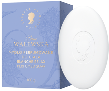 Pani Walewska BLANCHE RELAX perfumowane mydło, biała owalna kostka i fioletowe pudełko z logo, pod kątem.