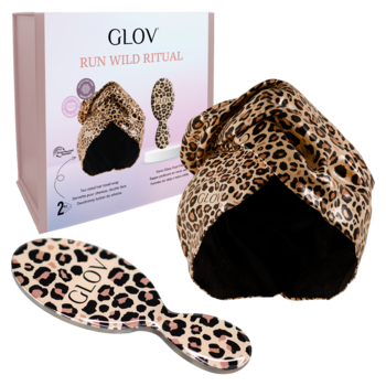 GLOV Run Wild Ritual zestaw: turban satynowy w panterkę i pilnik szklany do stóp, ułożone przed opakowaniem.