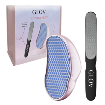 Zestaw GLOV Net Jet Feet: różowa tarka z niebieskim wzorem i czarny pilnik do stóp, widok z opakowaniem.