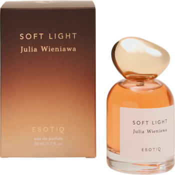 Soft Light Julia Wieniawa ESOTIQ 50ml: brązowo-pomarańczowe pudełko i bursztynowy flakon ze złotą zakrętką, widok z przodu.