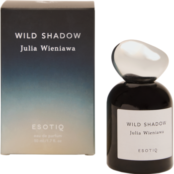 Perfumy Wild Shadow Julia Wieniawa ESOTIQ: ciemna butelka z białym etykietą i granatowy kartonik, widok z przodu.