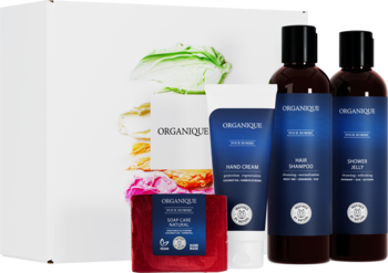 Zestaw prezentowy Organique Pour Homme: granatowe butelki szamponu, żelu i kremu do rąk, czerwone mydło w pudełku.