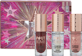 Zestaw 3 błyszczyków Revolution Pout Bomb, różowo-złote pudełko ze gwiazdą i trzy tubki: przezroczysta, jagodowa, nude.