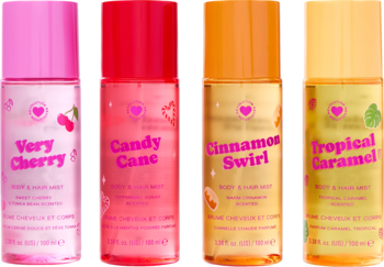 Zestaw 4 kolorowych mgiełek zapachowych: Very Cherry, Candy Cane, Cinnamon Swirl, Tropical Caramel, widok z przodu.